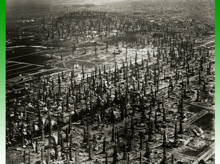 Vue aérienne de la forêt de derricks pétroliers au spectaculaire champ pétrolifère de Signal Hill, découvert en 1921, près de Long Beach, en Californie