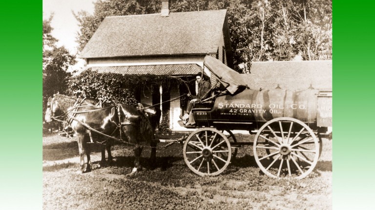 Chariot de livraison tiré par des chevaux de la Standard Oil Company, photographié aux États-Unis en 1919.