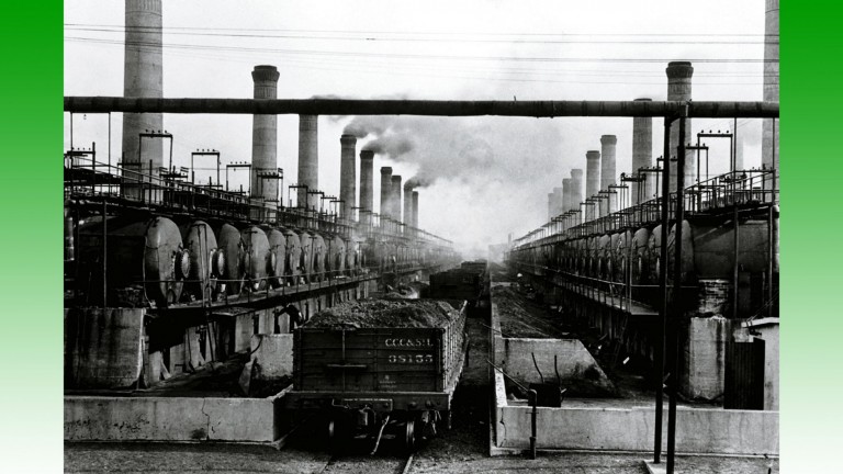 Rangées d'alambics de craquage Burton à la raffinerie de Whiting de la Standard of Indiana. Le Dr William Burton, chimiste de la société, a fait breveter son procédé de craquage thermique en 1913.
