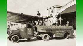 Camion de carburant fournissant un avion avec du carburant Sohio, années 1930