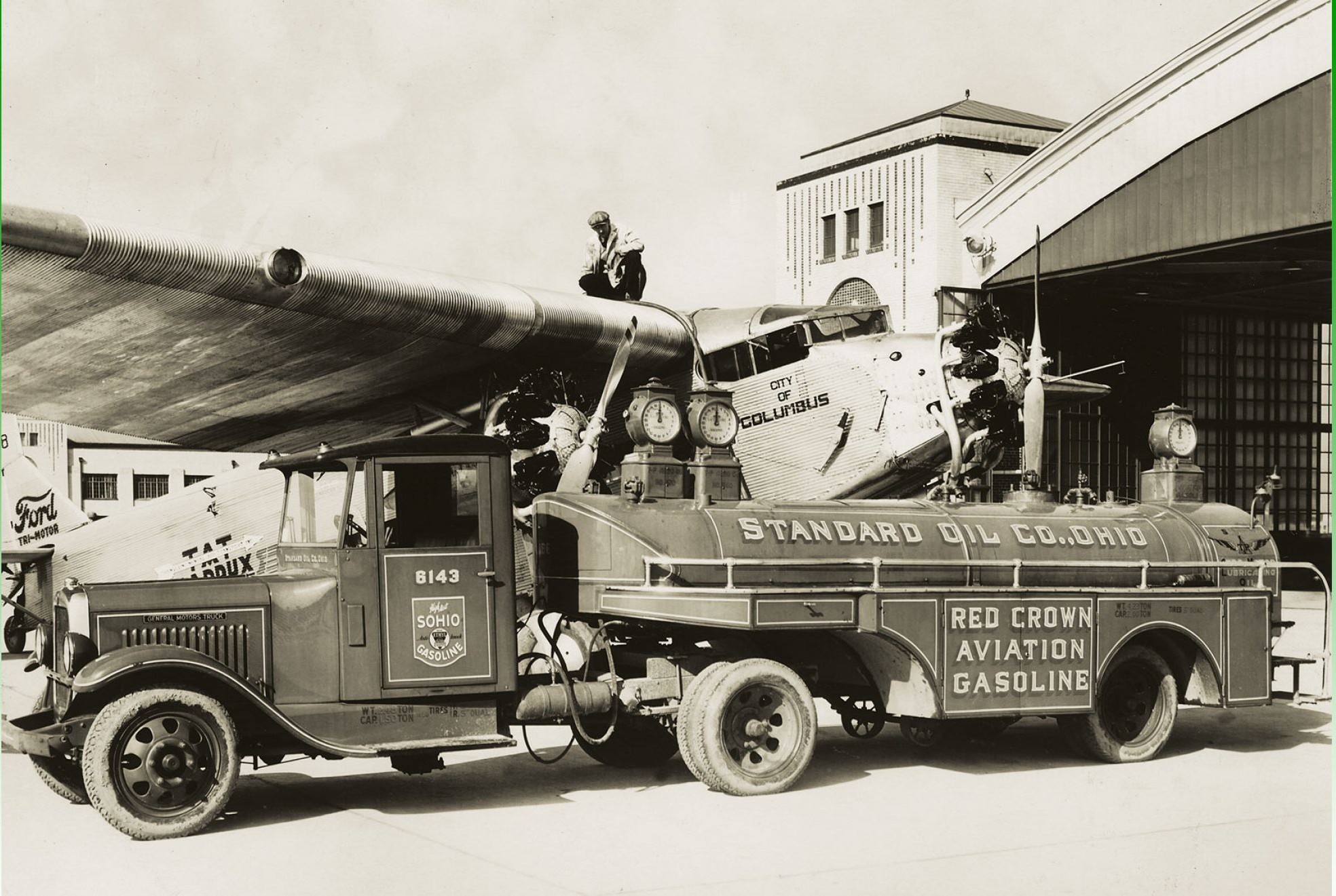 Camion de carburant fournissant un avion, dans les années 1930