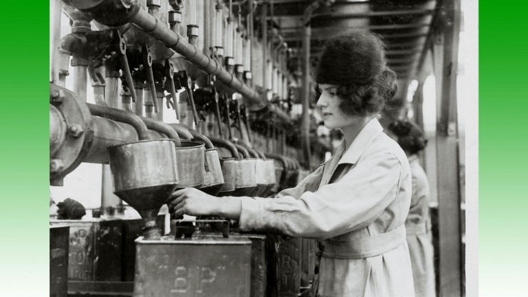 Femmes remplissant des bidons BP dans une usine de Hackney Wick (Angleterre), en 1923