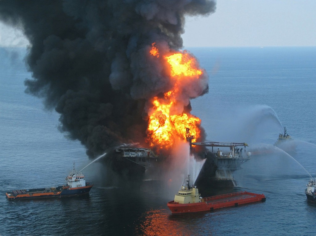 Bateaux-pompes combattant l’incendie de la plate-forme pétrolière le 21 avril 2010. (Wikipédia)