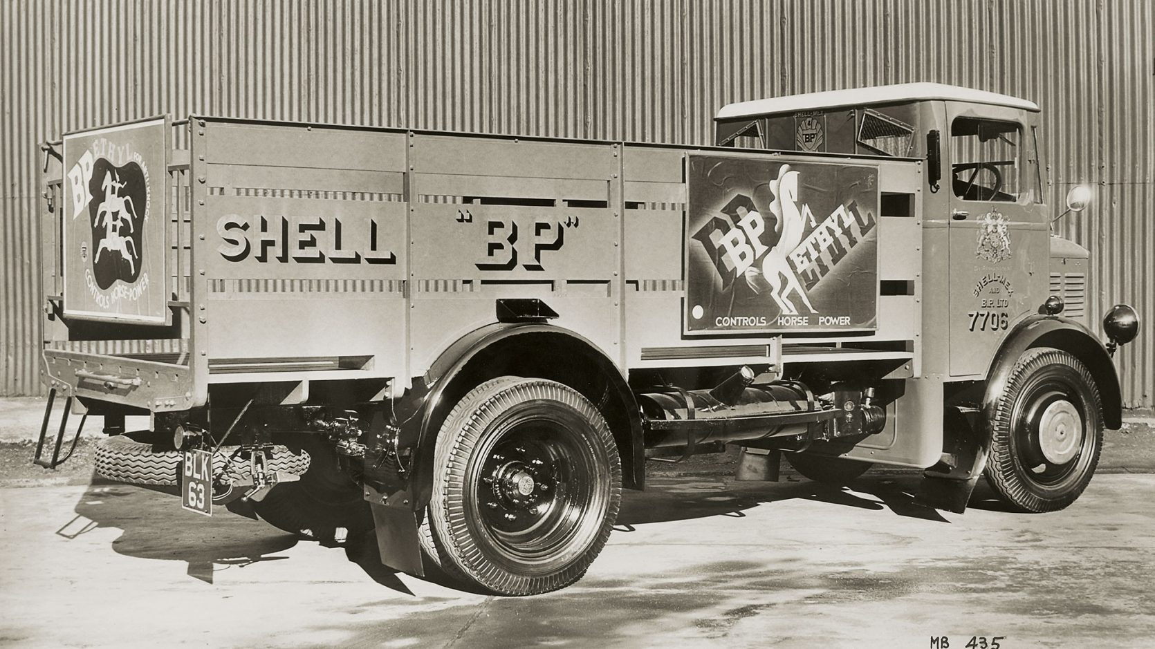 Un camion de livraison des années 1930 faisant la publicité de BP Ethyl. BP et Shell ont partagé une entreprise commune de commercialisation au Royaume-Uni en raison des conditions économiques difficiles.