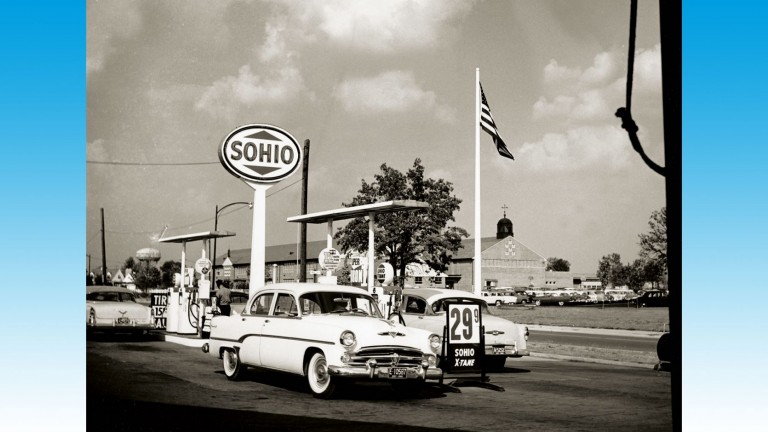 Voitures sur les pistes d'une station-service Sohio dans le centre commercial Tremont, Columbus, Ohio, 1957