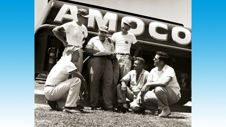Équipe de ravitaillement de l'Amoco lors de la course de bateaux à moteur de la Nouvelle-Orléans, à St Louis en 1958