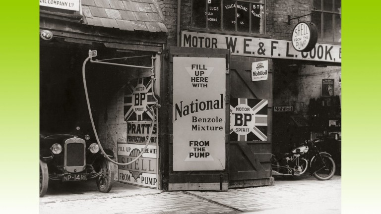 Du carburant BP, vendu aux côtés d'autres marques de pétrole, dans une station-service de Weymouth dans les années 1930. Les points de vente multimarques étaient courants en Grande-Bretagne à cette époque.