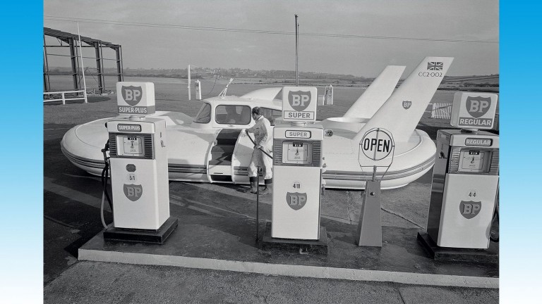 Ravitaillement en carburant du Britten-Norman Cushioncraft amphibie dans une station-service BP à Bembridge, sur l'île de Wight, en 1963.