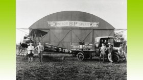 Unité de ravitaillement en carburant BP Aviation Service à Gloucester, Royaume-Uni, 1928