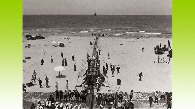 Des fêtards se détendent près du terminal de l'oléoduc de l'Iraq Petroleum Company, situé sur la plage de Haïfa, sur la rive orientale de la Méditerranée. 1934