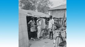 Un stand d'essence BP au marché local de Port Harcourt, Nigeria, 1961
