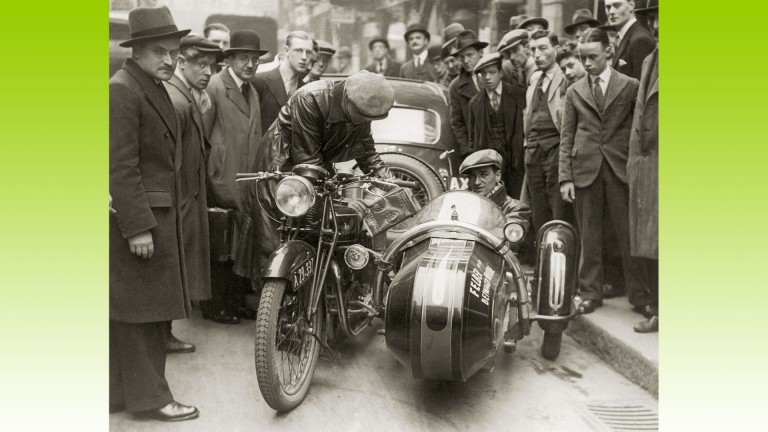 La foule se rassemble autour d'une moto remplie de lubrifiant Castrol, lors de son trajet record de Vienne à Ostende en 1934.