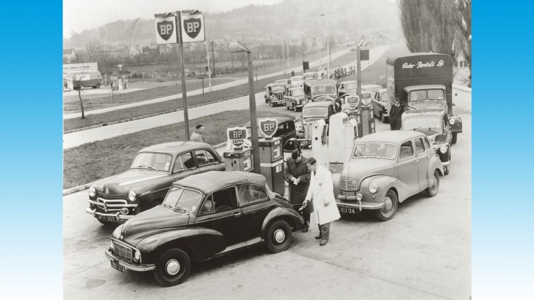 Des automobilistes faisant la queue pour obtenir de l'essence rationnée au Royaume-Uni, suite à la fermeture de la route d'approvisionnement en pétrole par le canal de Suez en 1956