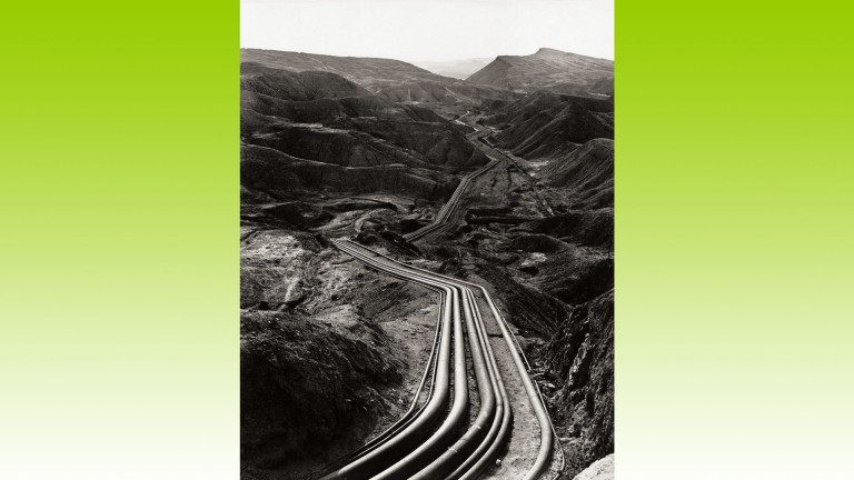 Pipelines de pétrole brut escaladant les collines d'Agha Jari en Perse, qui a été officiellement renommée Iran, en 1935.