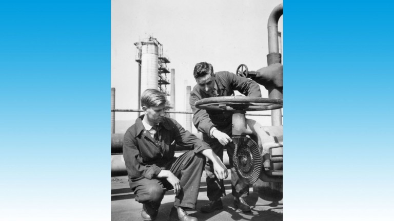 Turner JL Rees, apprenti monteur de quatrième année, reçoit une formation à la maintenance des raffineries à la raffinerie de pétrole de Llandarcy de la British Petroleum Company.