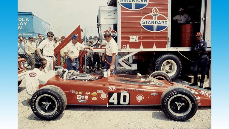 Ravitaillement en carburant Standard de la Hawk-Ford de Mario Andretti lors de l'Indy 500 de 1969.