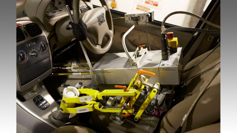 Un robot à la place du conducteur teste une voiture dans l'atelier du centre technologique de BP à Pangbourne, dans le Berkshire (Royaume-Uni), en 2008.