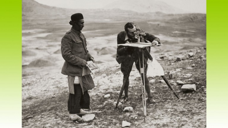 Un géologue de la BP utilise des instruments pour effectuer un sondage en Perse, en 1926. Un guide local se tient à ses côtés.