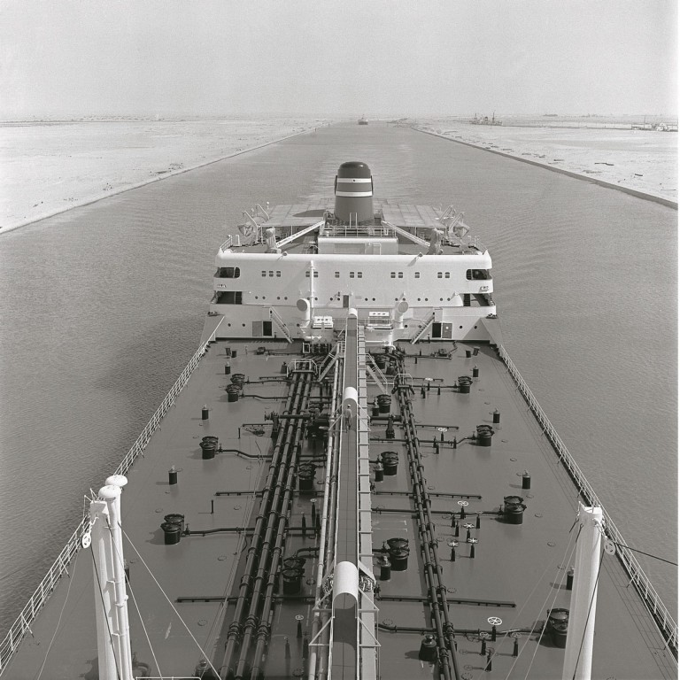 Le pétrolier BP The British Queen passant par le canal de Suez en 1960