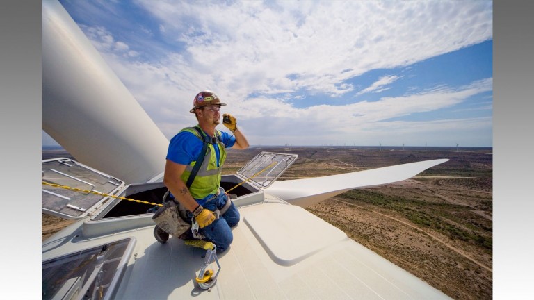 Un technicien parle à sa radio au sommet d'une éolienne pendant la phase finale de construction du parc éolien Sherbino de BP à Fort Stockton, au Texas, en 2008.