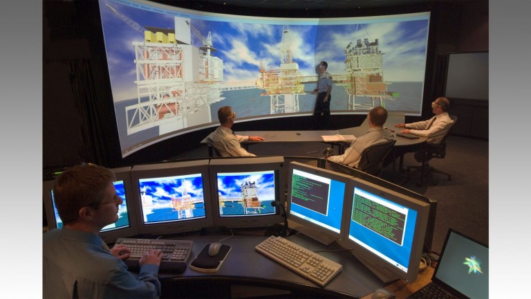 Une visite virtuelle de sécurité sur Rhum. Les techniciens passent du module CR au module de forage, en utilisant plusieurs écrans et moniteurs, Aberdeen HIVE, 2004