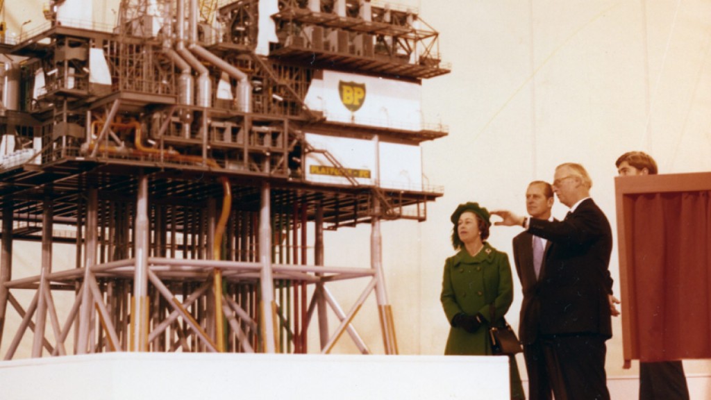 Le pipeline (BP) des années 40 inauguré par la reine Elizabeth II en novembre 1975