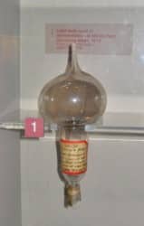 Le premier modèle d'ampoule à succès de Thomas Edison, utilisé lors d'une démonstration publique à Menlo Park, décembre 1879