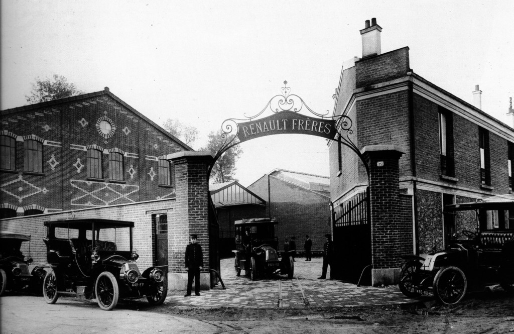 Entrée de l'usine Renault Frères, rue du Cours (actuelle avenue Émile-Zola) à Boulogne-Billancourt au début du xxe siècle.