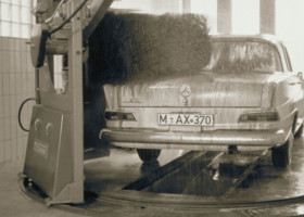 Au début des années 1960, la technologie des brosses était déjà utilisée dans les systèmes de lavage des trains, mais elle était coûteuse.