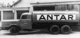 Jolie cabine d'un camion citerne Willème pour le carburant ANTAR