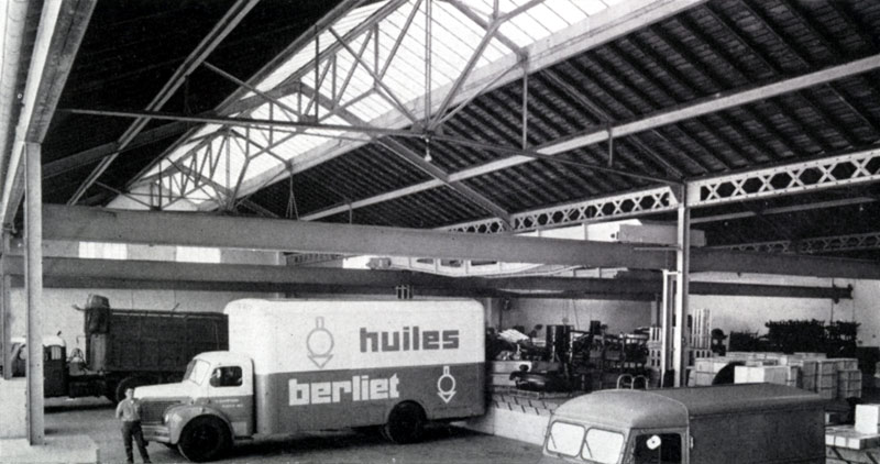 Camions de la société des Huiles Berliet vers 1958