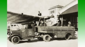 Camion de carburant fournissant un avion, dans les années 1930