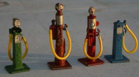 Ensemble de pompes Dinky Toys (© amlgc17.fr)