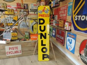 Plaque émaillée Dunlop « PNEUS DUNLOP » (© rouleetvintage.net)