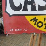 Plaque émaillée Castrol "En vente ici" (© rouleetvintage.net)