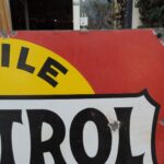 Plaque émaillée Castrol "En vente ici" (© rouleetvintage.net)