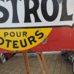 Plaque émaillée Castrol "En vente ici" (© rouleetvintage.net)