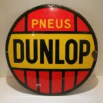 Plaque émaillée vintage Pneus DUNLOP (© vintagefrenchart.com