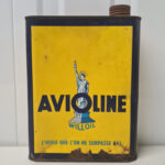 Bidon d'huile Avioline version jaune (© passion-automobilia.com)