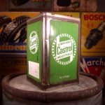 Bidon d'huile Castrol des années 1940 (© garageduvintage.com)