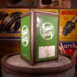 Bidon d'huile Castrol des années 1940 (© garageduvintage.com)
