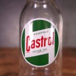 Petite bouteille d’huile moteur Castrol des années 1950 (© garageduvintage.com)