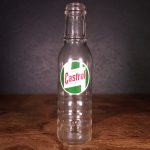 Petite bouteille d’huile moteur Castrol des années 1950 (© garageduvintage.com)