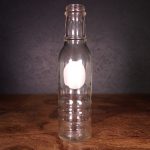 Petite bouteille d’huile moteur Castrol des années 1950 (© garageduvintage.com)