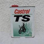 Bidons d'huiles « CASTROL TS » (© rouleetvintage.net)
