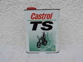 Bidons d'huiles « CASTROL TS » (© rouleetvintage.net)