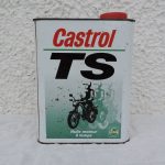 Bidons d'huiles « CASTROL TS » (© rouleetvintage.net)