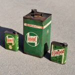 Lot de bidons d'huiles Castrol (© 20th.ch)