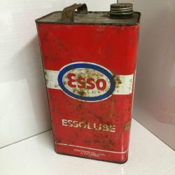 Bidon d'huile "ESSOLUBE" (© piterest.fr)