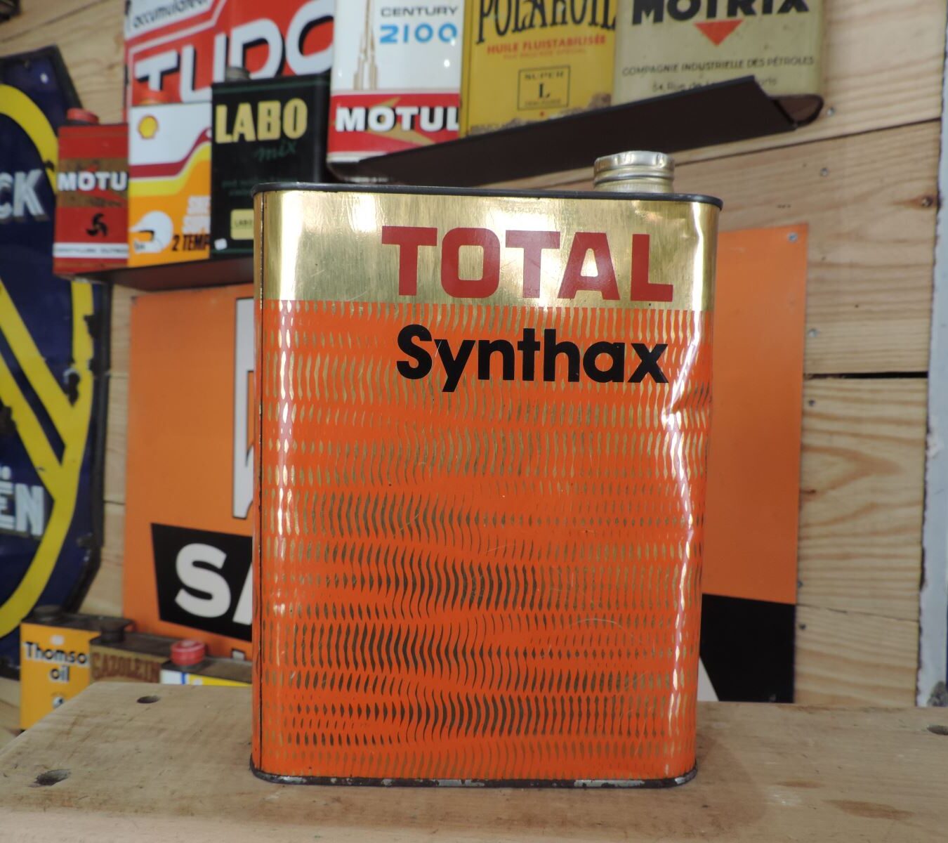 Bidon d'huile Total "Synthax" (© rouleetvintage.net)